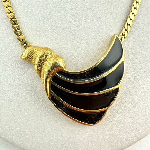 Vintage Trifari Black Enamel Gold Tone Nautical Seashell Wave Necklace Earrings - Picture 4 of 6
